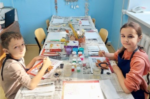 Дети пилотного проекта осваивают технику лепки из пласта глины в гончарной мастерской «Родника»