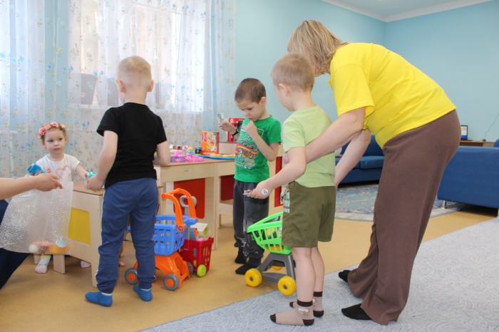 На занятии педагоги воссоздают среду, будь то поликлиника, магазин или театр, и отрабатывают навык реагирования в ситуациях