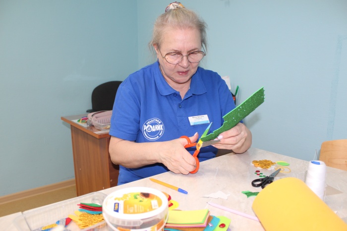 В кабинете социального педагога Ирины Павловны Цимашенко, как у Агнии Барто — мишки, зайцы, самолеты