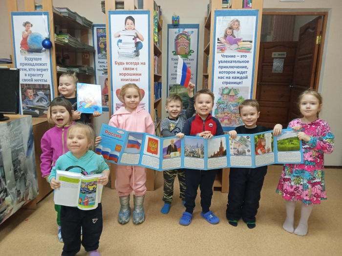 В день 30-летия со дня принятия Конституции РФ, разобрали с ребятами реабилитационного центра «Родник», что означает для каждого из нас главный документ страны