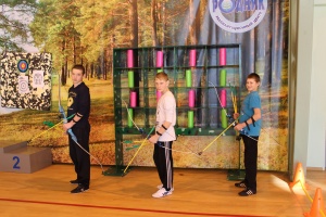 ПОДРОСТКИ ПОСТИГАЮТ ОСНОВЫ СТРЕЛЬБЫ ИЗ ЛУКА