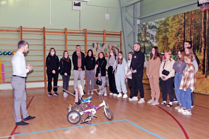 Экскурсия для студентов: некоторые вернутся к нам молодыми специалистами. Здесь, в «Роднике», работать нужно будет с разными детьми. Это особый скилл.