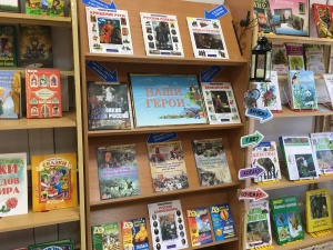 В библиотеке «Родника» открылась выставка «Наши герои»