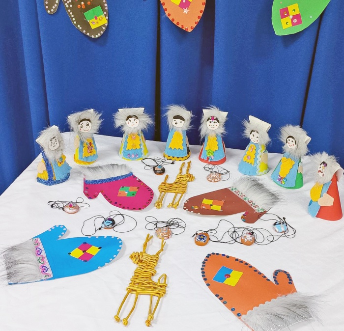 Народный костюм якутов глазами детей представлен на выставке в реабилитационном центре «Родник»