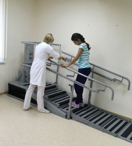 Занятия на тренажере «Альтер Степ» помогают детям с ДЦП восстановить локомоторные функции 