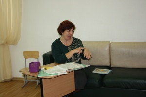 Гараж двери открывает, и машинка заезжает