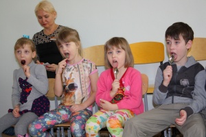 «В гостях у «Топотушек» или  как обыкновенная чайная ложка «речевичкам» помогает»