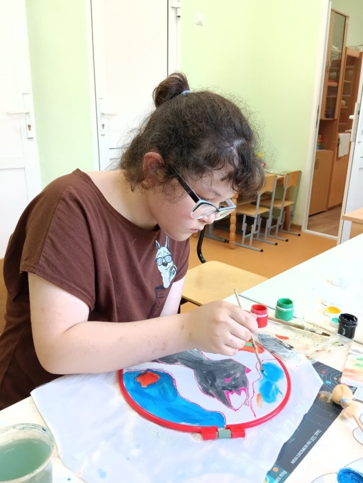 Дети реабилитационного центра «Родник» осваивают технику холодного батика