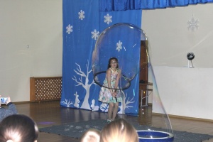 Дети и родители ОРЦ « Родник» побывали на волшебном представлении «В стране гигантских мыльных пузырей»