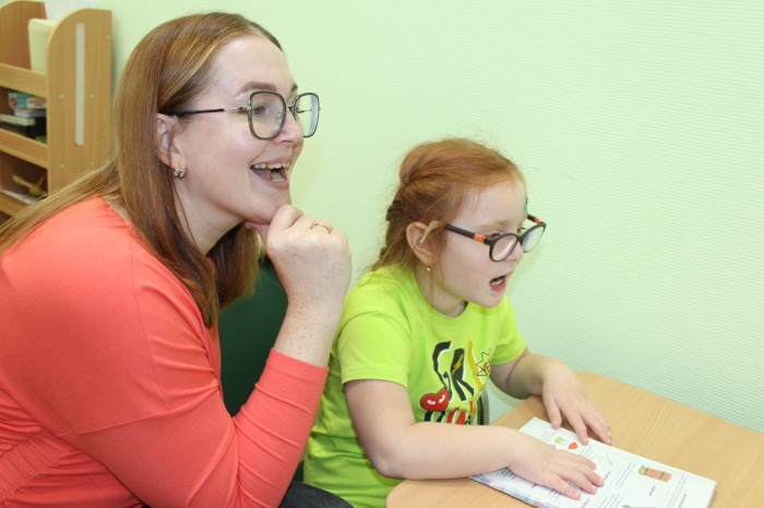 С логопедом Юлией Муравьевой Катюша знакома давно. Занятие начинается с артикуляционной гимнастики. Затем закрепляют предлоги места.