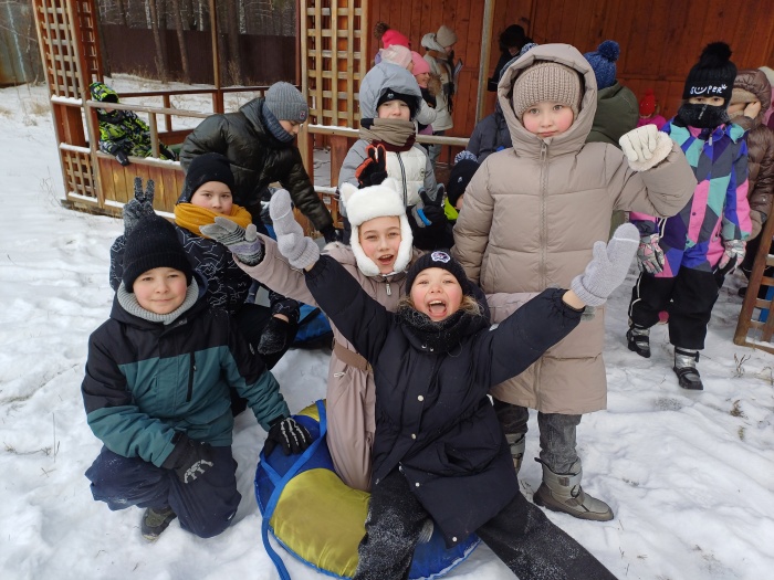 Снежные ангелы: в «Роднике» стартовали новогодние школьные заезды