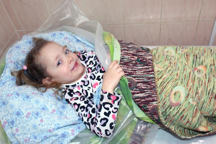 В таком вот симпатичном коконе медсестры физиоотделения реабилитационного центра «Родник» обертывают детей в сапропелевые грязи