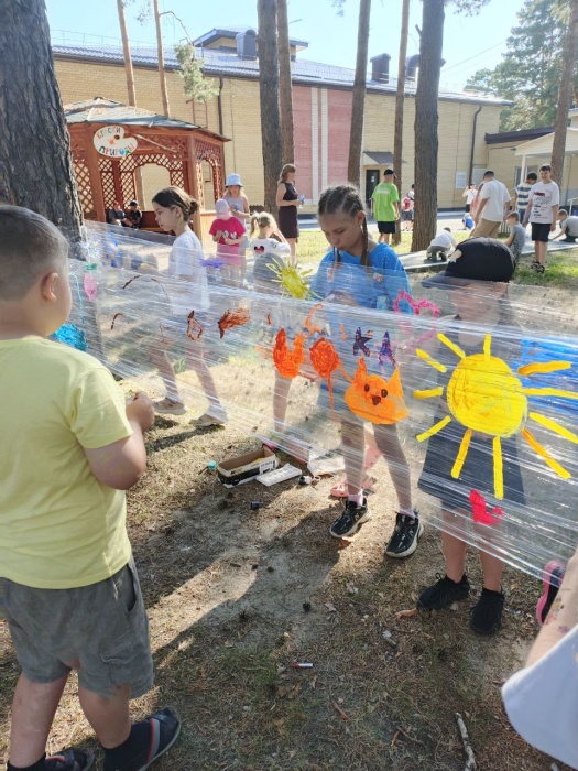 Участники детских лагерных смен в «Роднике» рисуют красками прямо в воздухе!