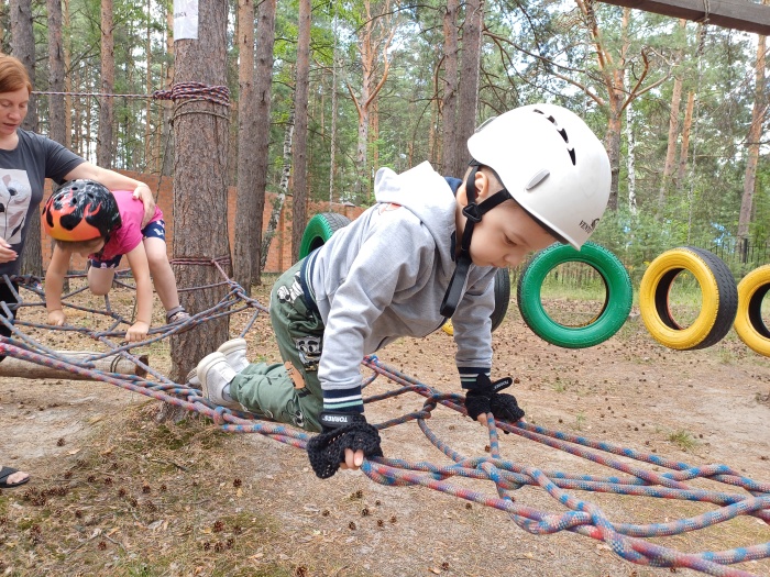 Решаем сложные задачи на фрироупе. Дети с инвалидностью проходят веревочную трассу в «Роднике» при поддержке тренера и родителей