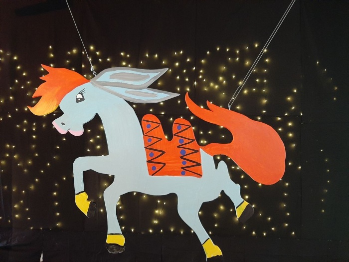 Парящий Конек-Горбунок и ростовая Жар-птица — в «Конторе пароходства» начала работу выставка детей «Родника» 