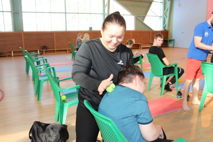 Проработать фасции клиентам реабилитационного центра «Родник» помогает Николай Иноземцев, старший тренер-преподаватель по АФК