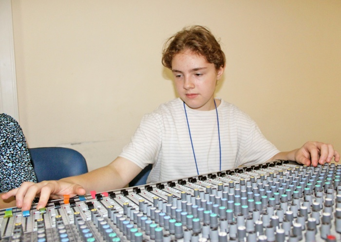 Уже около месяца в «Роднике» работает стихийно сложившийся волонтерский отряд  Это подростки, дети сотрудников, которые решили помогать ребятам с инвалидностью