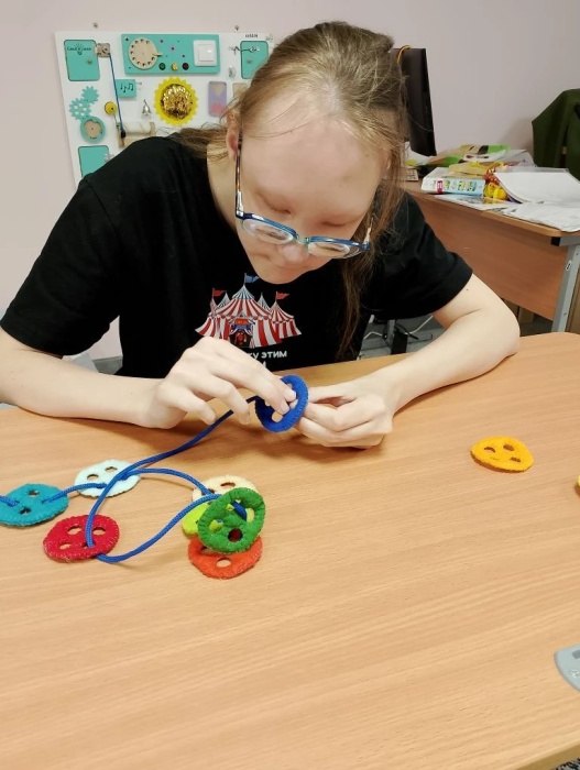 Магия шнуровки: как мягкие фетровые пуговки творят большие чудеса   