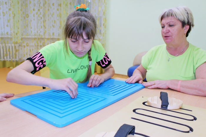 Крутить двумя руками ползунок в разные стороны получается не сразу 