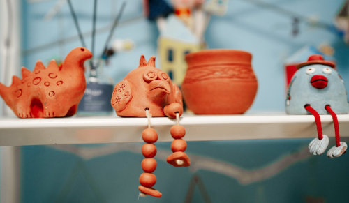 Родители говорят: «У ребенка проблемы с речью. Мы приехали ради логопеда. Зачем нам нужна социокультурная реабилитация, занятия в трудовых мастерских?»