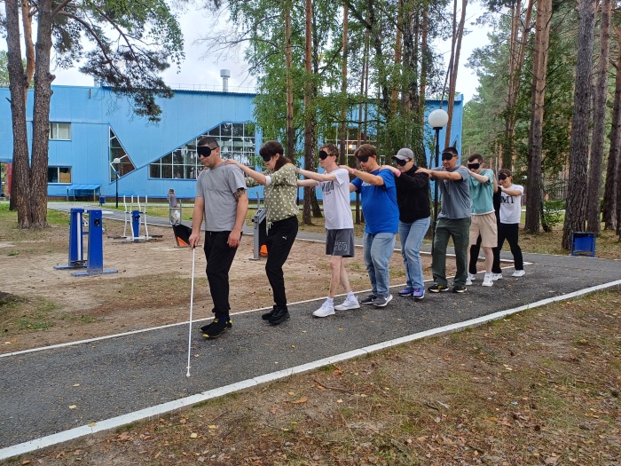 Прямо сейчас в «Роднике» продолжается интерактивная программа Областного образовательно-реабилитационного молодежного форума Тюменской областной организации ВОС