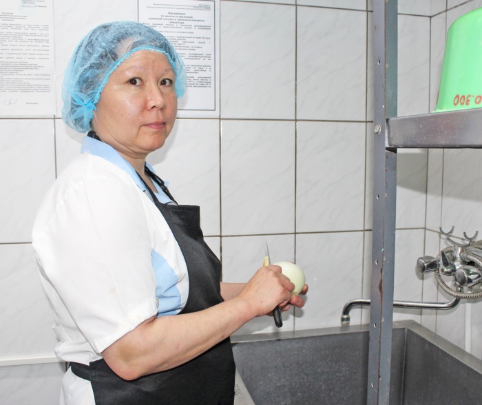 «Родник» часто хвалят за вкусную еду. Рассказываем о тех, кто отвечает за наши завтраки, обеды и ужины, и чьими стараниями безостановочно работает столовая «Родника»