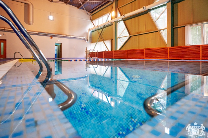 На пилотном проекте в «Роднике» дети плавают в бассейне