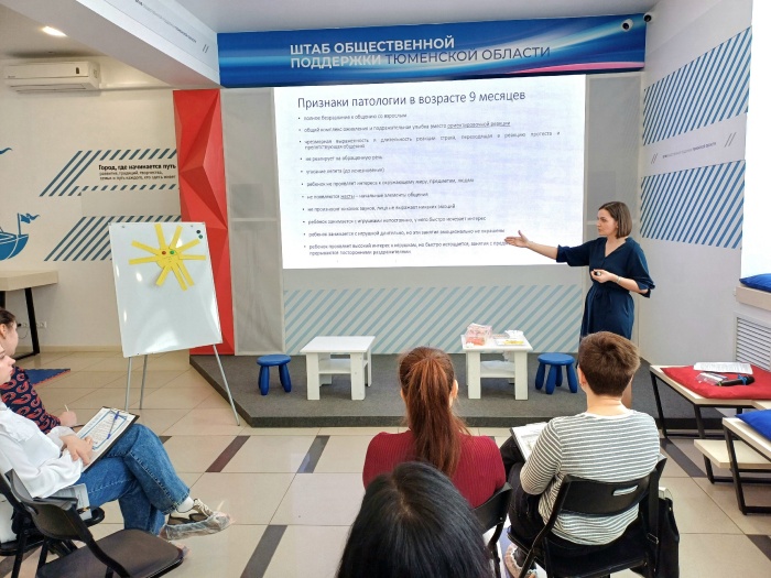 Ведущий специалист социально-педагогической реабилитации, логопед Карагодина Анна, работает на площадке Штаба общественной поддержки