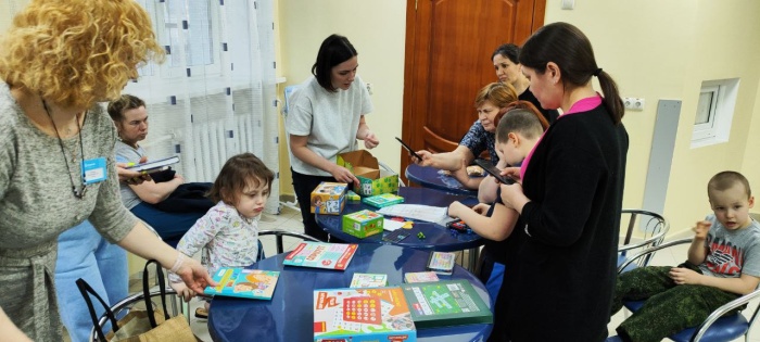 Ребенок без труда управляется с гаджетами, но привычный мир для него в новинку? Можно развивать детей с помощью игр