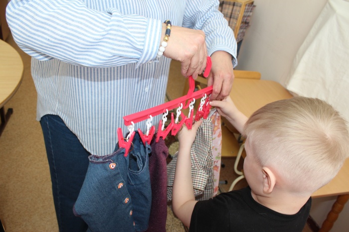 Задача социально-бытовой реабилитации — обучить ребенка самообслуживанию в быту, развить навык выполнения трудовых задач