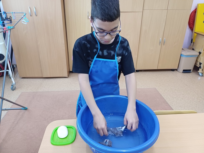 Очень любим мы заглядывать на социально-бытовую реабилитацию, потому что там всегда так по-домашнему: варим, режем, стираем и даже чистим зубы