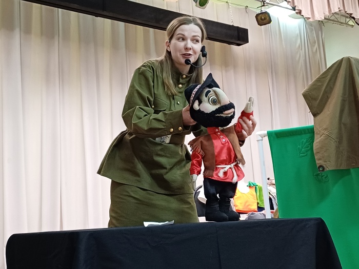 Куклы — оружие против врага: «Пушкинка» в гостях у «Родника» 