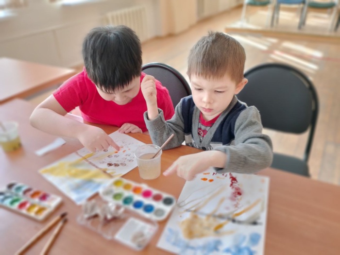 Что такое линия горизонта, и как нарисовать пейзаж, рассказала детям реабилитационного центра «Родник» серебряный волонтер