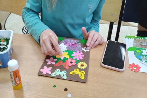 Работают пальчики, а не клей