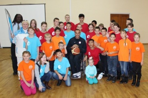 В  «РОДНИКЕ» ПРОШЛА  ВСТРЕЧА С ЧЛЕНОМ НАЦИОНАЛЬНОЙ СБОРНОЙ США ПО БАСКЕТБОЛУ НА КОЛЯСКАХ Л. ДЖОНСОНОМ  И ТРЕНЕРОМ П. КАРТРАЙТОМ