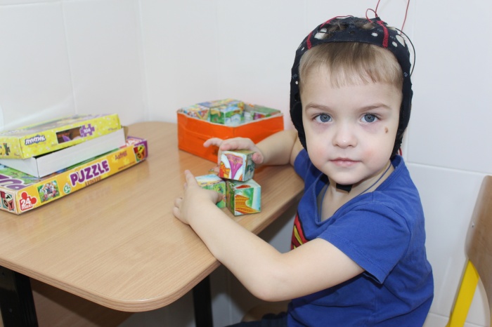 Дети проходят в «Роднике» микрополяризацию от аппарата «Реамед-Полярис»