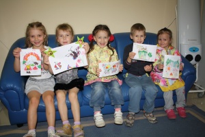 МАЛЕНЬКИЕ КЛИЕНТЫ "РОДНИКА" НАРИСОВАЛИ СКАЗКИ О ЛЕТЕ